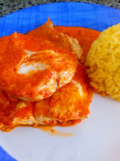 Una foto de Merluza en salsa de pimiento rojo