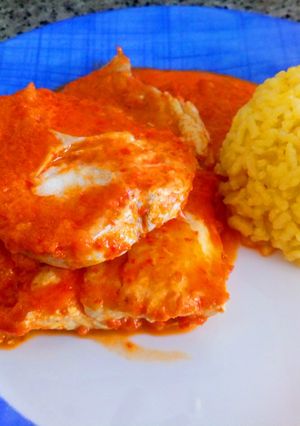 Una foto de Merluza en salsa de pimiento rojo