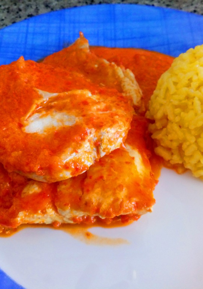 Una foto de Merluza en salsa de pimiento rojo