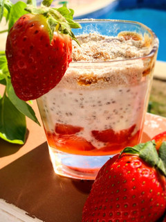 Una foto de Pudding de fresas, kéfir y chía con avena
