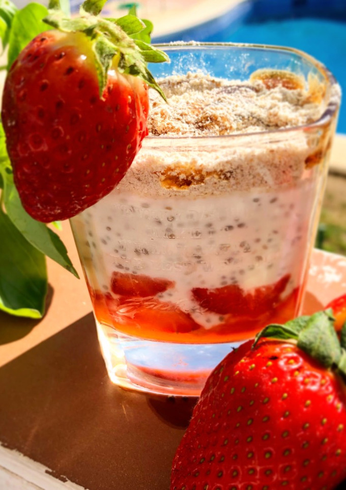 Una foto de Pudding de fresas, kéfir y chía con avena
