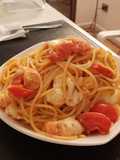 Pasta con langostinos, tomatitos y burrata