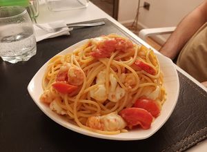 Una foto de Pasta con langostinos, tomatitos y burrata
