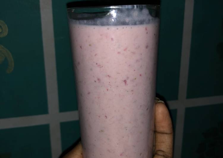 Simple Way to Prepare Strawberry banana smoothie 🍓 🍌 in 32 Minutes for Young Wife