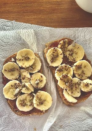 Una foto de Tostadas con pasta de maní y banana