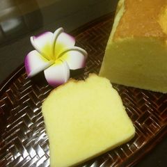 A picture of Pound Cake with Heavy Cream.