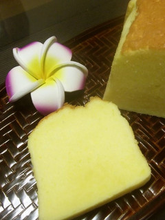 A picture of Pound Cake with Heavy Cream.