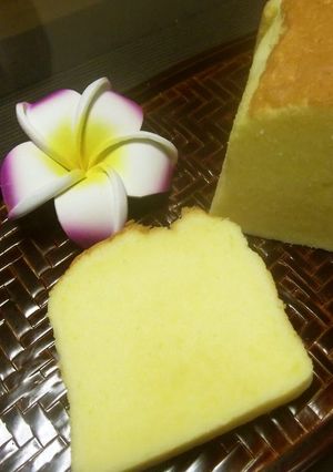A picture of Pound Cake with Heavy Cream.
