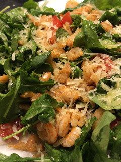 Una foto de Ensalada con camarones y rúcula