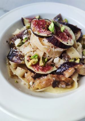 Zdjęcie przepisu Tagliatelle z figami, miodem, gorgonzola i pistacjami.
