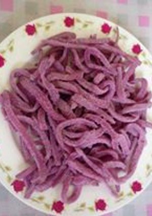 Hình của món Mứt dừa non lá cẩm.