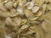 Una foto de almejas en salsa verde