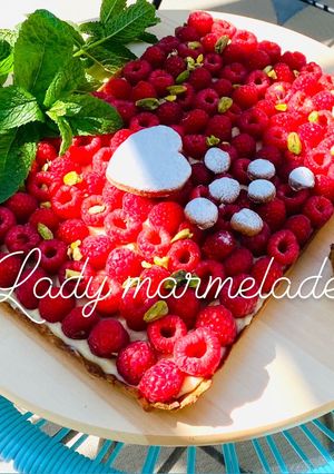 Une photo de Tarte framboise au deux crèmes : pistache / vanille