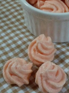 A picture of Simple & Cute Sakura-Coloured Meringue Cookies.