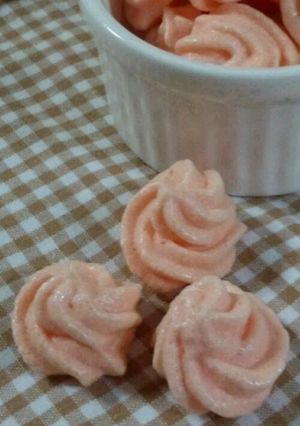 A picture of Simple & Cute Sakura-Coloured Meringue Cookies.