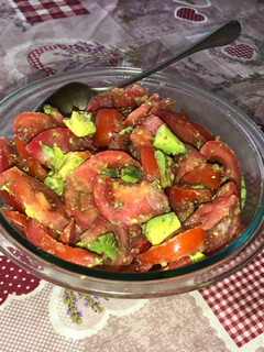 Una foto de Ensalada de tomates diferente