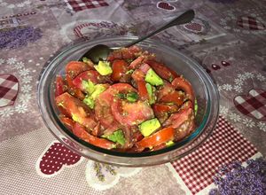 Una foto de Ensalada de tomates diferente