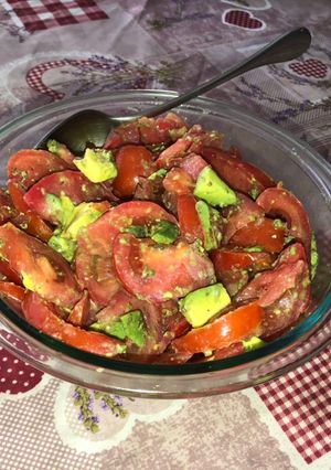 Una foto de Ensalada de tomates diferente