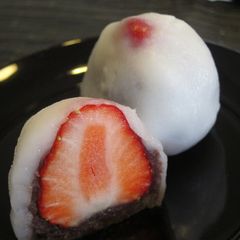 A picture of Microwaved Strawberry Daifuku (with Joshinko).