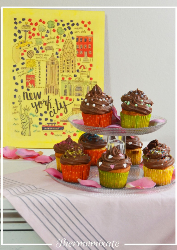 Una foto de Cupcakes con copete y relleno de chocolate con Thermomix
