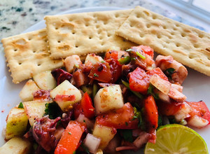 Una foto de Tentáculos de calamar fríos tipo ceviche