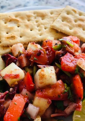 Una foto de Tentáculos de calamar fríos tipo ceviche