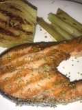 Salmón grillado con hinojo