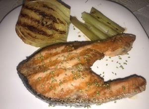 Una foto de Salmón grillado con hinojo