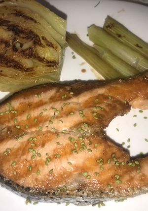 Una foto de Salmón grillado con hinojo
