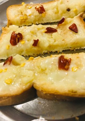 A picture of Instant garlic bread sticks.