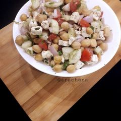 A picture of Chickpeas salad.
