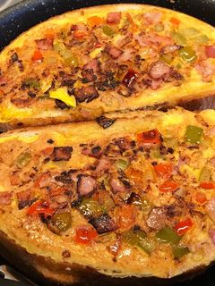 Zöldséges sonkás omlett kenyérben recept fotója