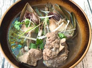 Hình của món Hoa Atiso Hầm Xương Ống.