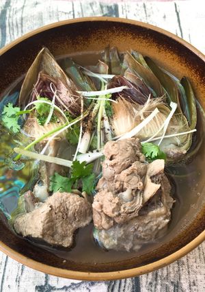 Hình của món Hoa Atiso Hầm Xương Ống.
