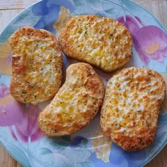 A picture of Lee's Air Fryer Frozen Garlic Cheese Toast.