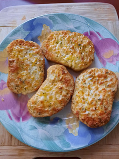 A picture of Lee's Air Fryer Frozen Garlic Cheese Toast.