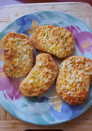 A picture of Lee's Air Fryer Frozen Garlic Cheese Toast.