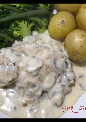 รูปของ Chicken Breast with creamy white wine sauce and herbs