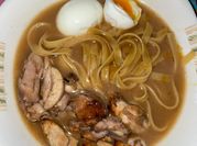 Una foto de sopa sencilla de fideos