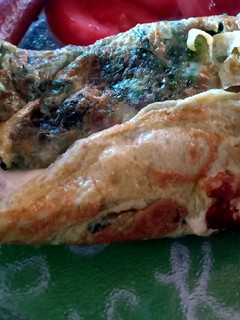 Una foto de El omelette (de espinaca con queso y tomate) que te salva el almuerzo
