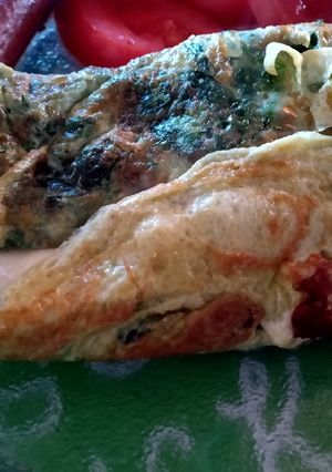 Una foto de El omelette (de espinaca con queso y tomate) que te salva el almuerzo