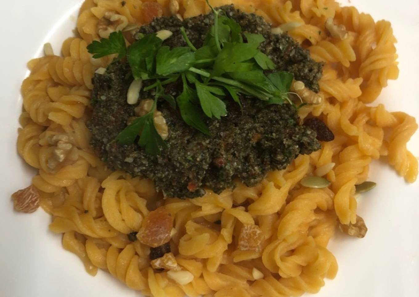 107. Fusilli de lentejas rojas con salsa de anchoas y albahaca (principal pasta)