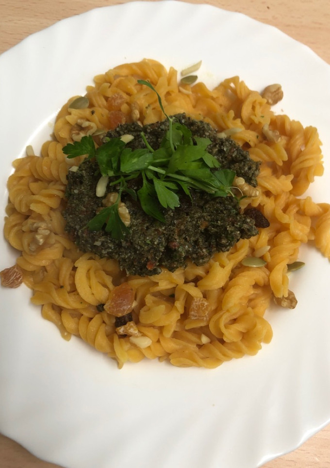 Una foto de 107. Fusilli de lentejas rojas con salsa de anchoas y albahaca (principal pasta)