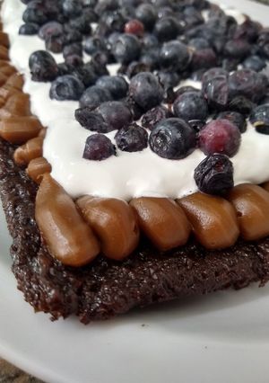 Una foto de Marquise con Dulce de leche y arándanos