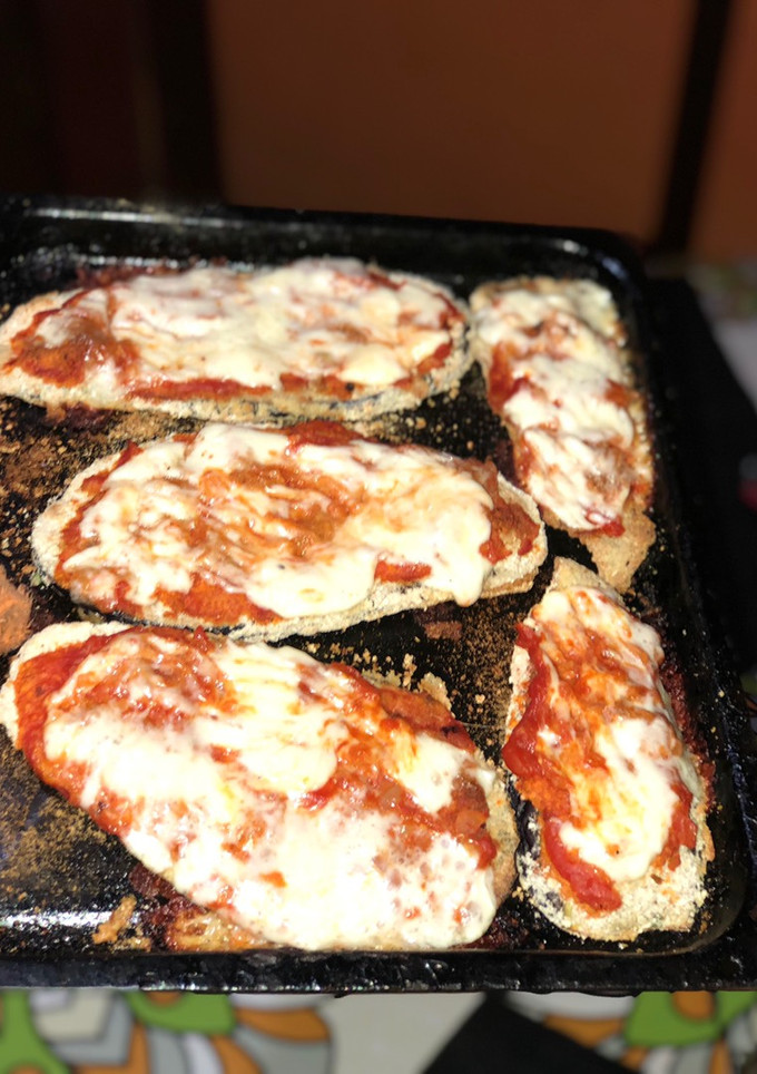 Una foto de Milanesas de berenjena 🍆 a la napo