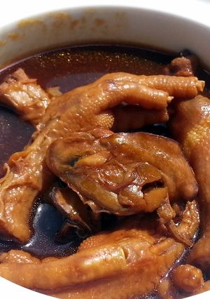 A picture of Dried Oyster And Chicken In Wine Stew.