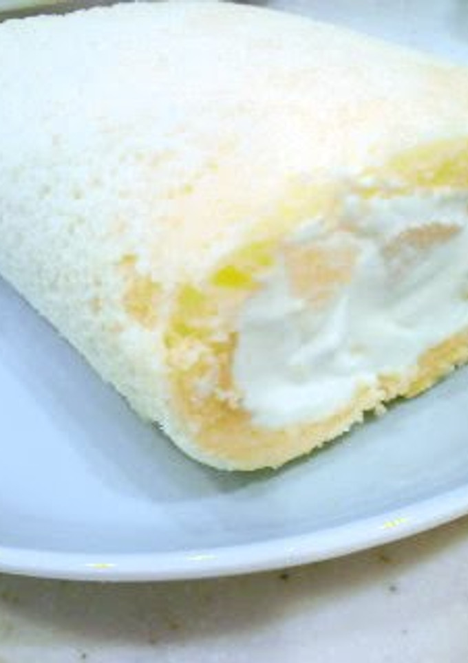 A picture of Swiss Roll with Sponge Cake.