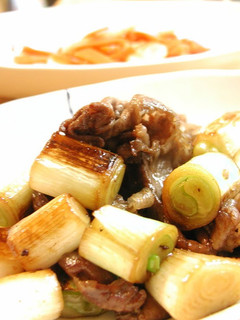 A picture of Beef and Green Onions.