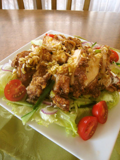 A picture of Youlinji (Chinese-Style Deep Fried Chicken with Sweet and Sour Sauce).