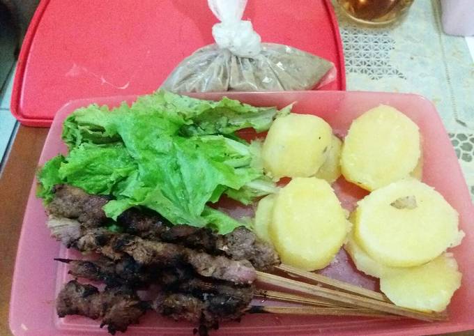 Ini dia! Resep bikin Diet mayo lunch day 2 sate sapi sambal kacang  sedap